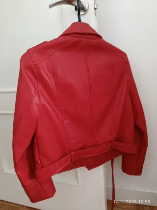 Cazadora Pull&Bear similpiel roja Talla M