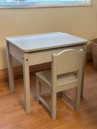 Escritorio y silla infantil gris