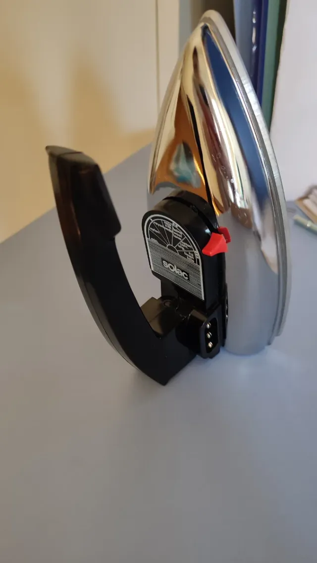 Plancha de viaje con cable y enchufe