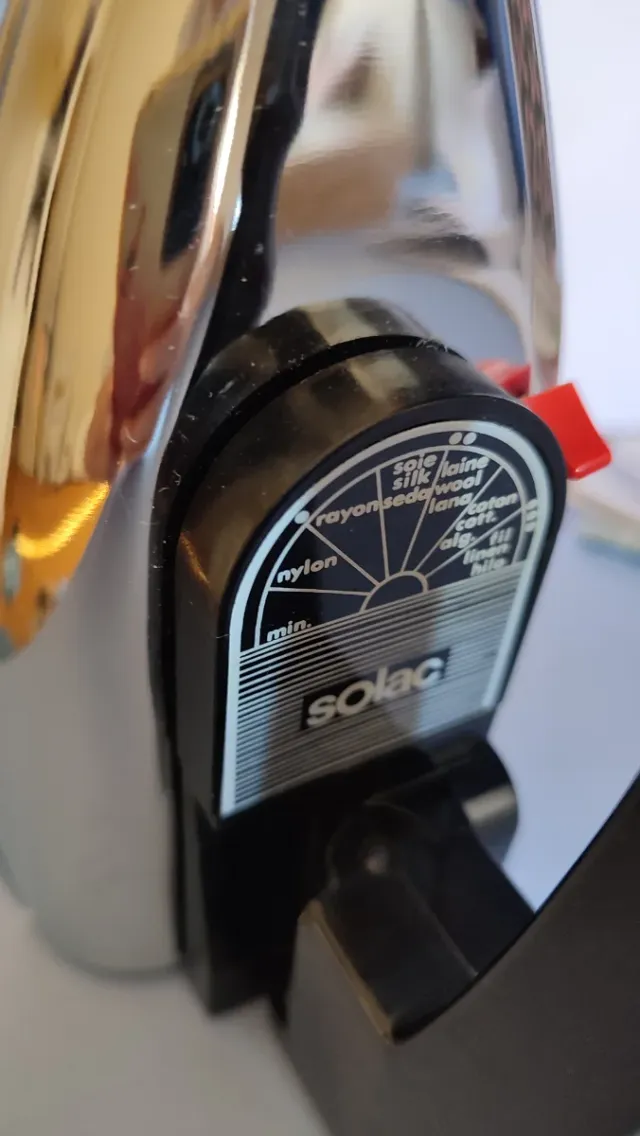 Plancha de viaje con cable y enchufe