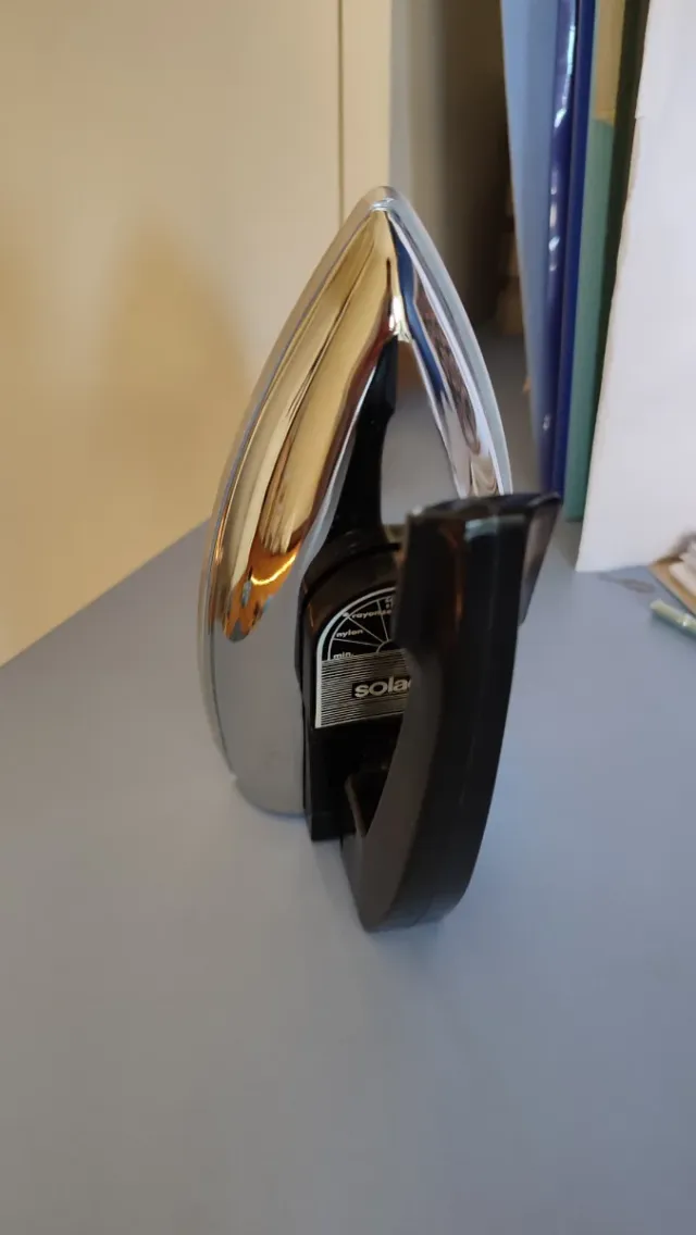 Plancha de viaje con cable y enchufe