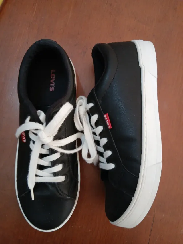 Zapatillas Levi's Negras con Cordones Blancos