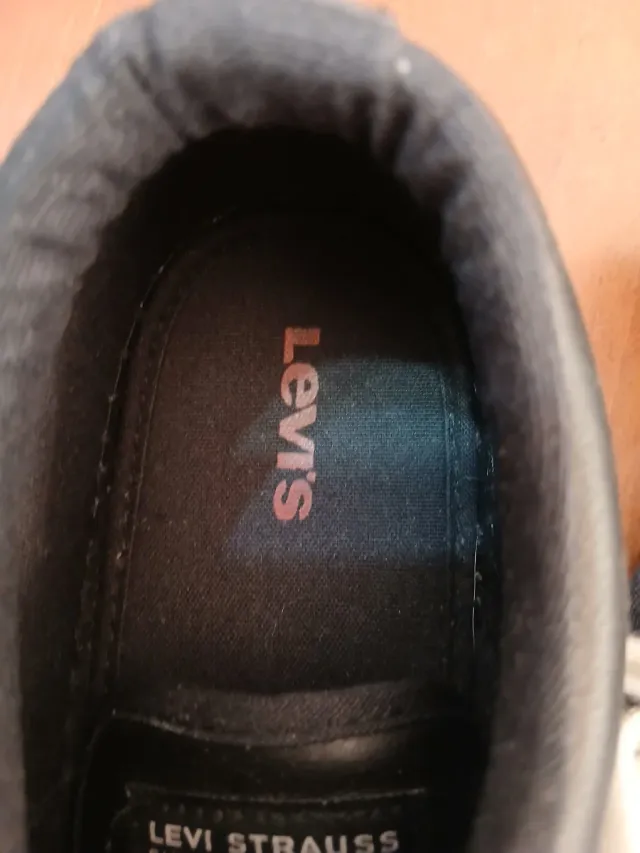 Zapatillas Levi's Negras con Cordones Blancos
