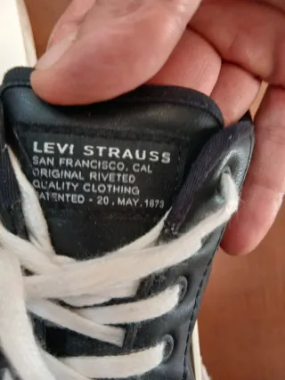 Zapatillas Levi's Negras con Cordones Blancos