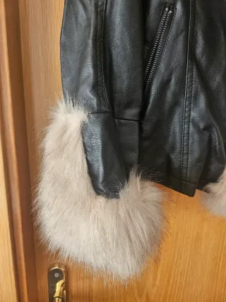 Abrigo negro con detalles beige