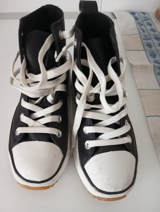 Zapatillas altas negras y blancas