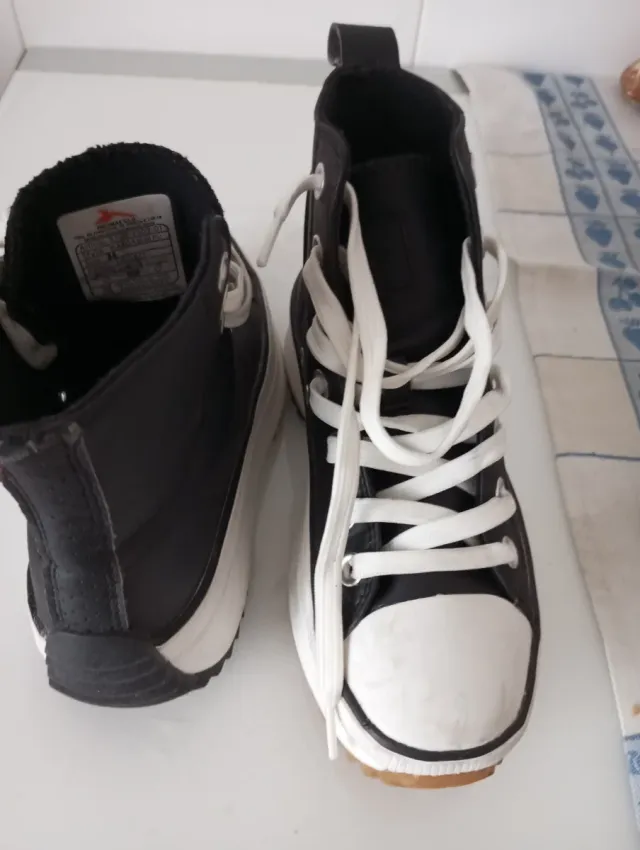 Zapatillas altas negras y blancas