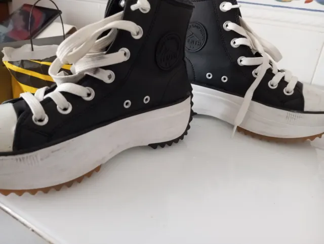 Zapatillas altas negras y blancas