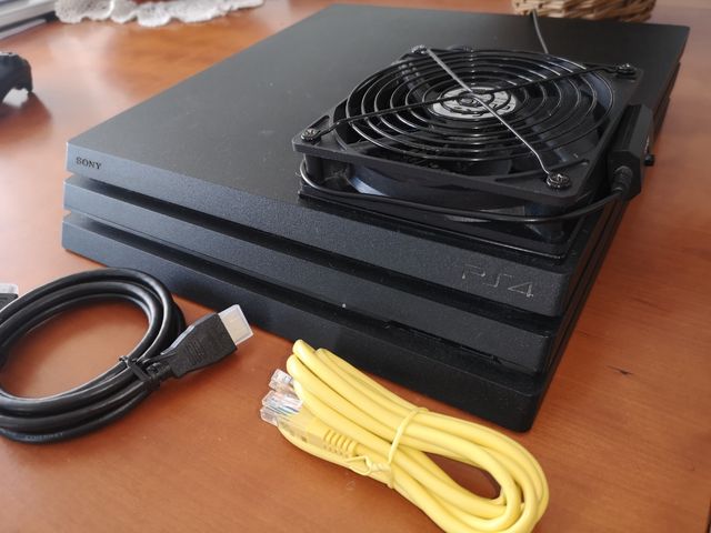 PS4 Pro 1TB con ventilador externo (mandos aparte)