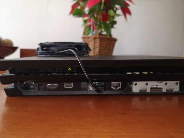 PS4 Pro 1TB con ventilador externo (mandos aparte)