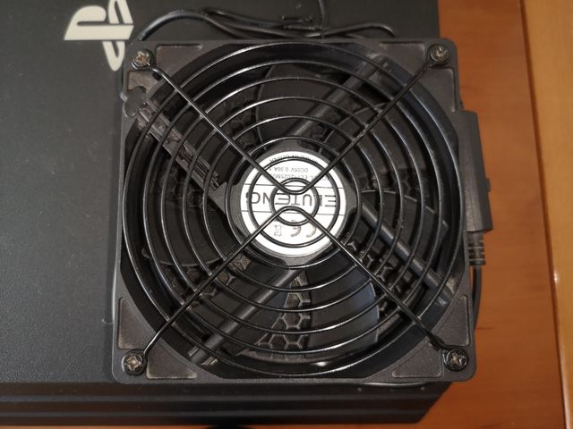 PS4 Pro 1TB con ventilador externo (mandos aparte)