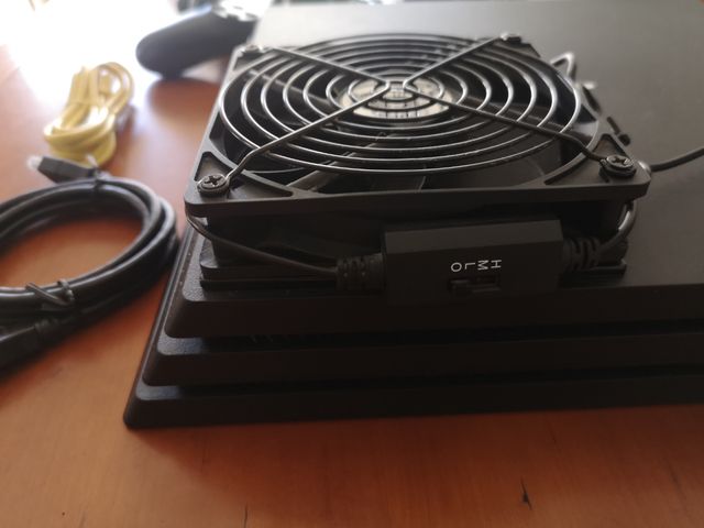 PS4 Pro 1TB con ventilador externo (mandos aparte)
