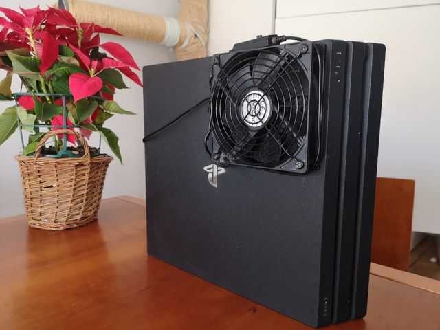 PS4 Pro 1TB con ventilador externo (mandos aparte)