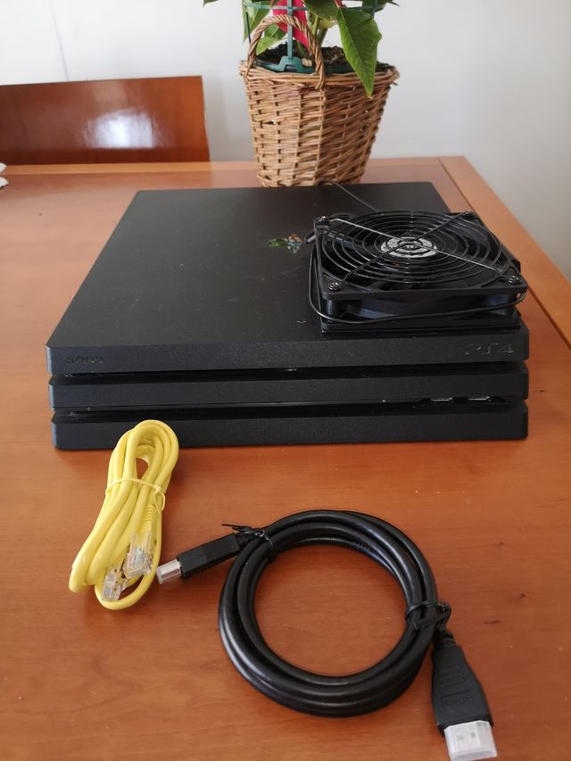 PS4 Pro 1TB con ventilador externo (mandos aparte)