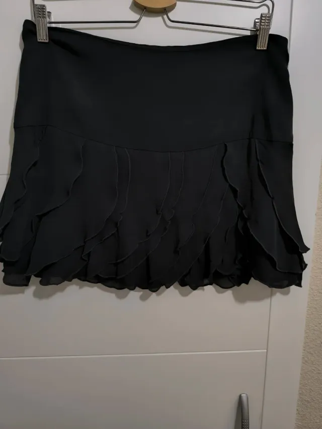 Falda corta negra con volantes