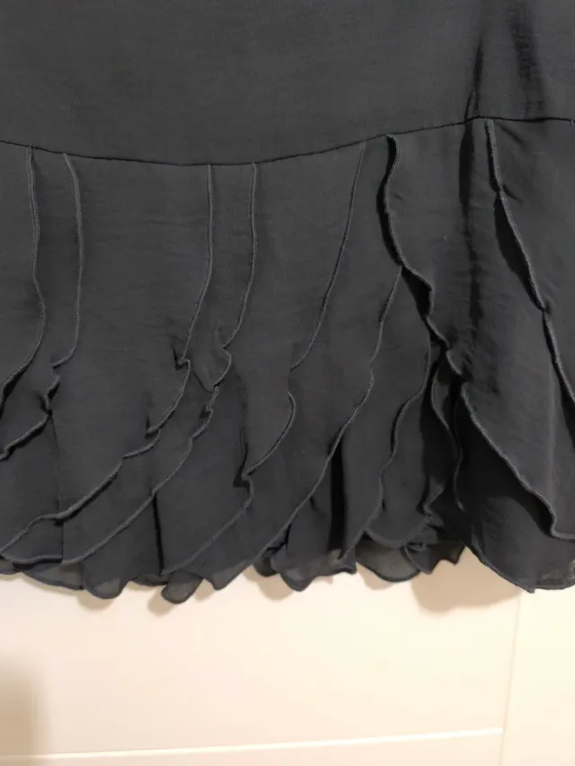 Falda corta negra con volantes