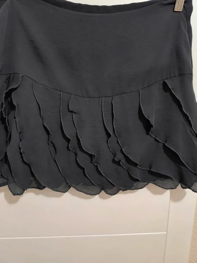 Falda corta negra con volantes