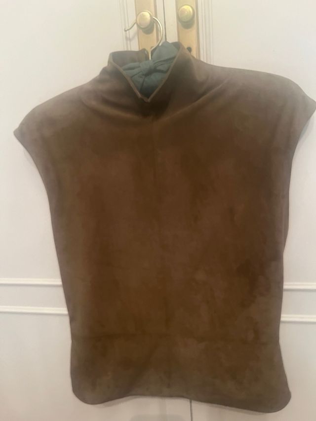 Top de ante sin mangas color verde musgo