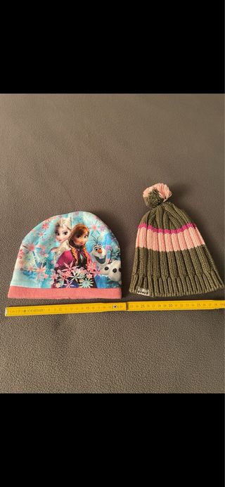 2 cuffie: 1 con pon pon e 1Disney Frozen