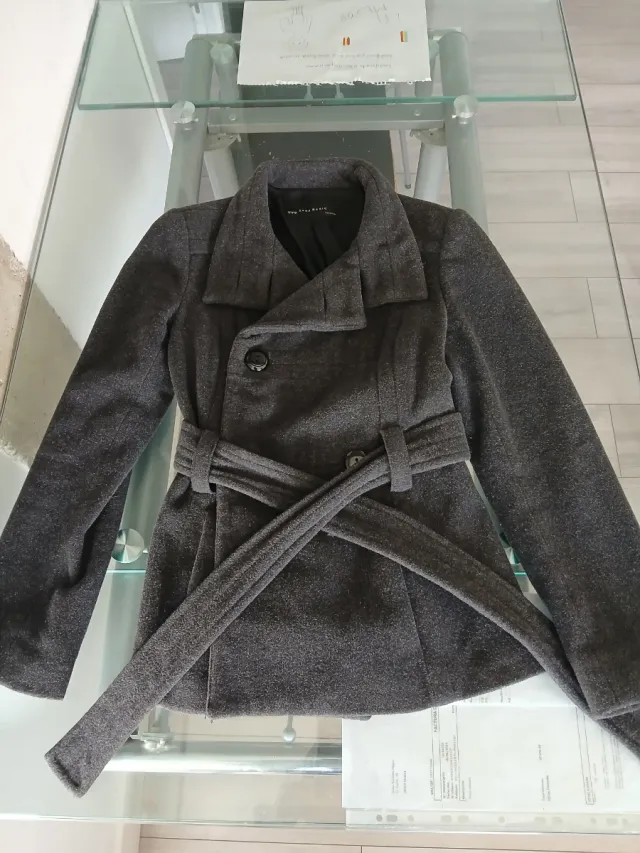 Abrigo corto gris chica