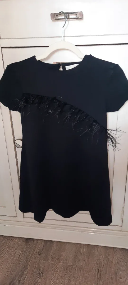 Vestido niña negro con plumas. Talla 11-12 años