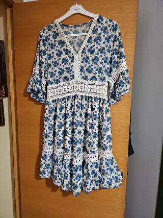 Vestido floral blanco, azul y verde con encaje