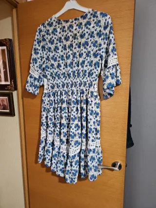 Vestido floral blanco, azul y verde con encaje