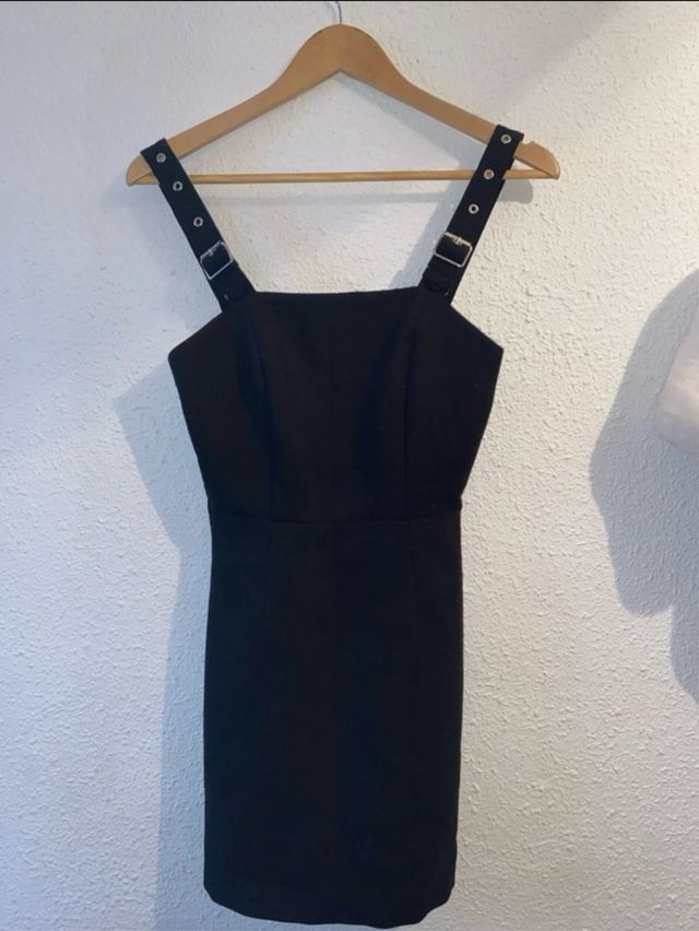 Vestido negro con tirantes y hebillas
