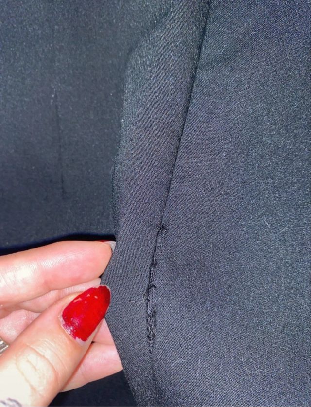 Vestido negro con tirantes y hebillas