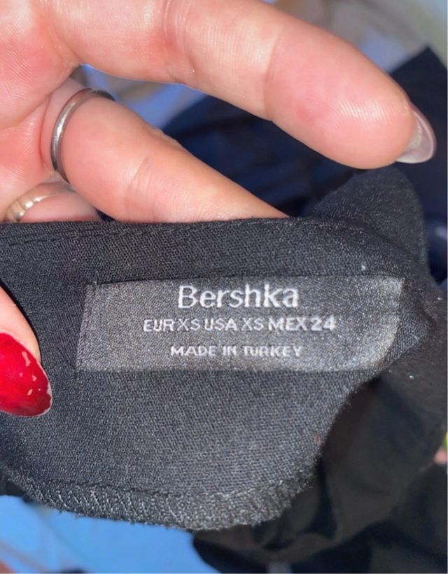 Vestido negro con tirantes y hebillas