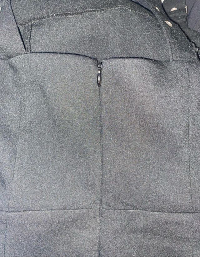 Vestido negro con tirantes y hebillas