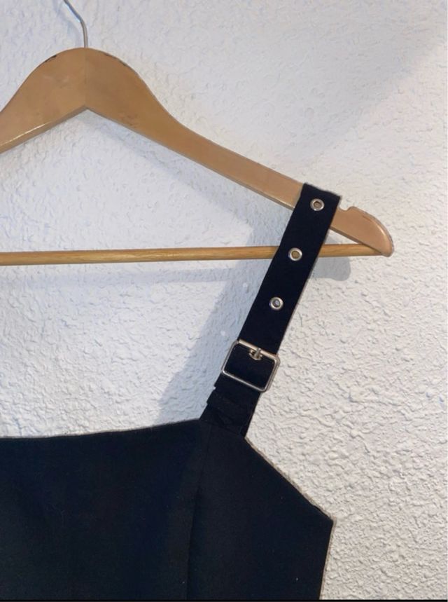 Vestido negro con tirantes y hebillas