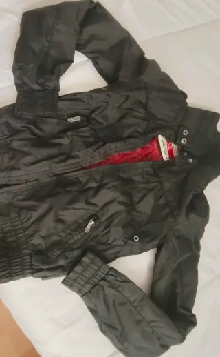 Chaqueta negra con forro rojo en excelente estado.