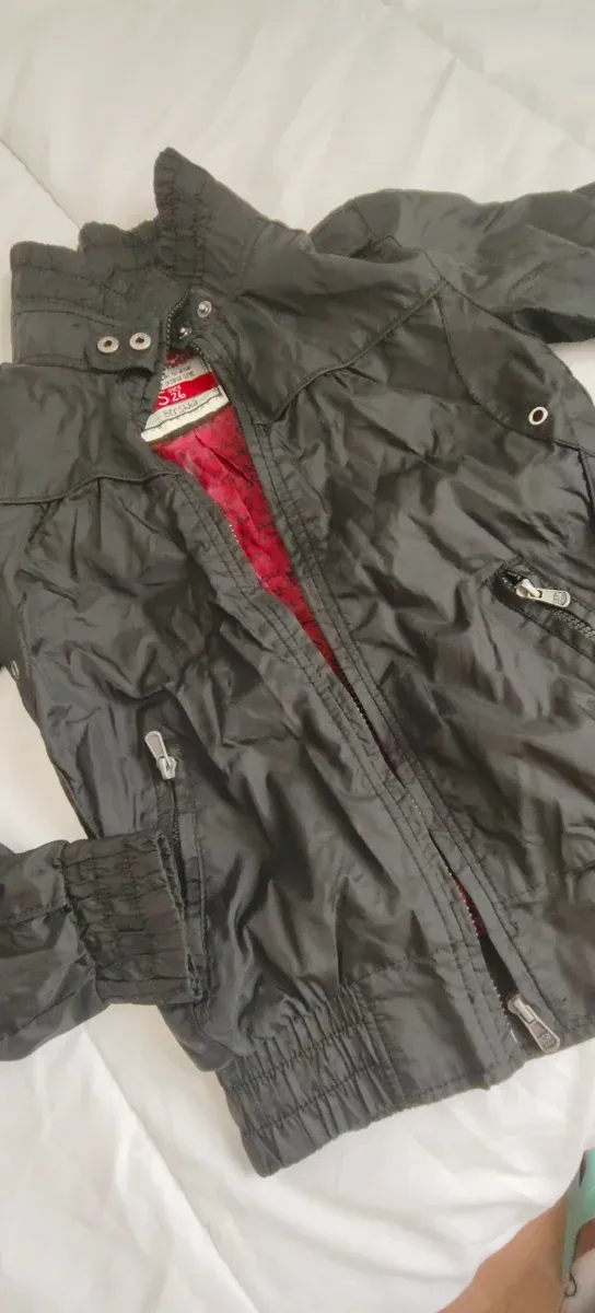 Chaqueta negra con forro rojo en excelente estado.