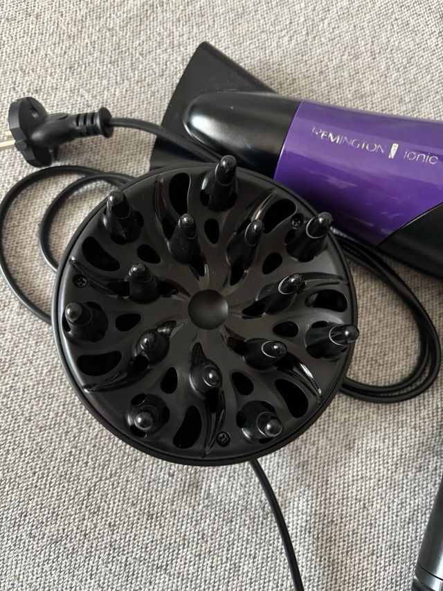 Secador de pelo Remington púrpura y negro