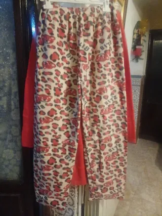 Pijama rojo con estampado animal