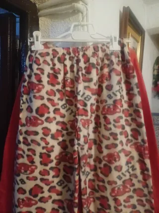 Pijama rojo con estampado animal