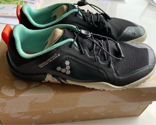 Zapatillas Vivobarefoot niño negras y turquesa