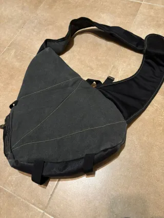 Mochila bandolera Diesel negra y roja