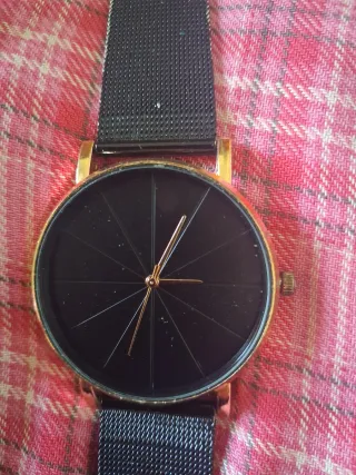 Relojes de pulsera negros y blancos