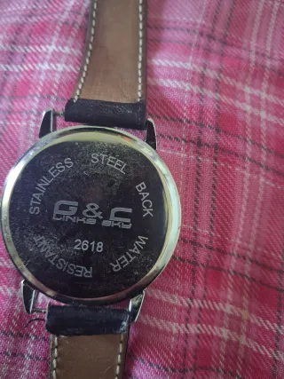 Relojes de pulsera negros y blancos