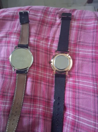 Relojes de pulsera negros y blancos