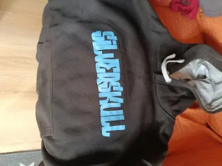 Sudadera negra con logo azul