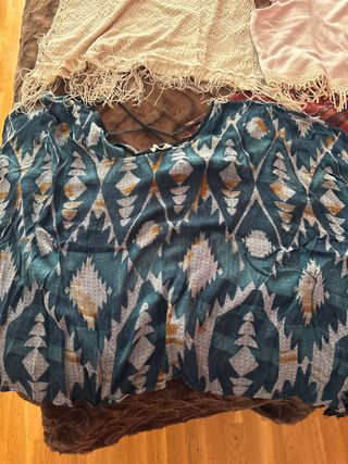 12 prendas de blusas, se puede vender por separado