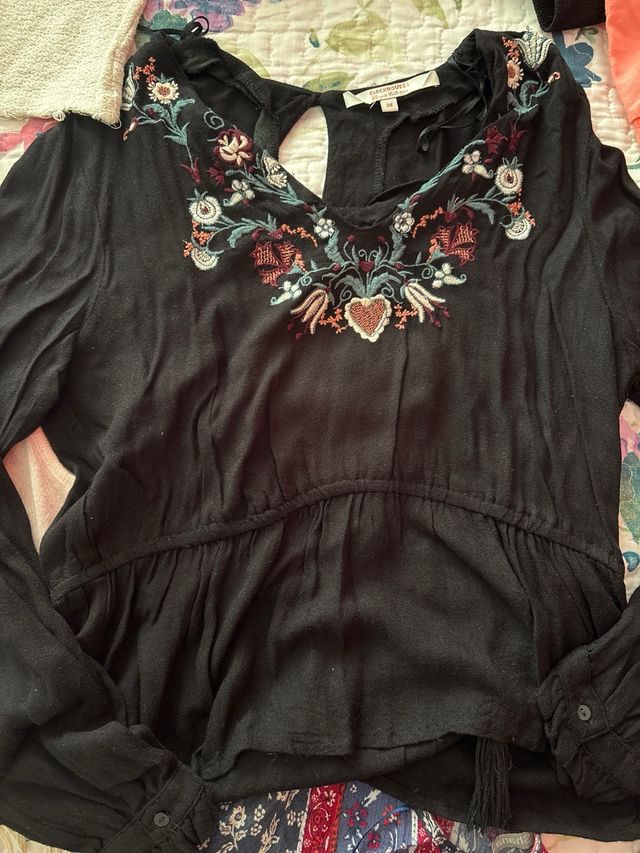 12 prendas de blusas, se puede vender por separado