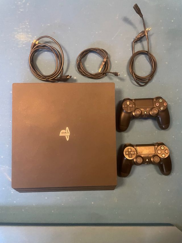 PS4 Pro + 2 Mandos Dualshock 4