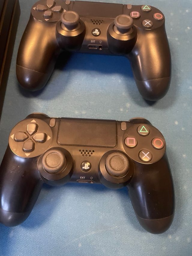 PS4 Pro + 2 Mandos Dualshock 4