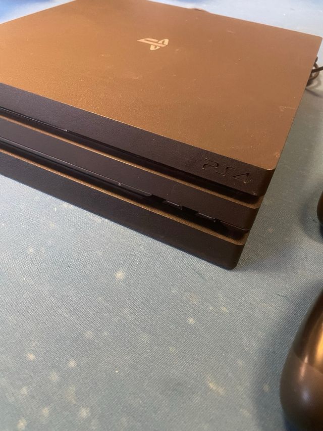 PS4 Pro + 2 Mandos Dualshock 4