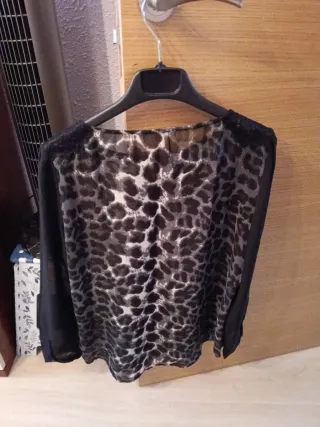 Blusa con estampado animal print