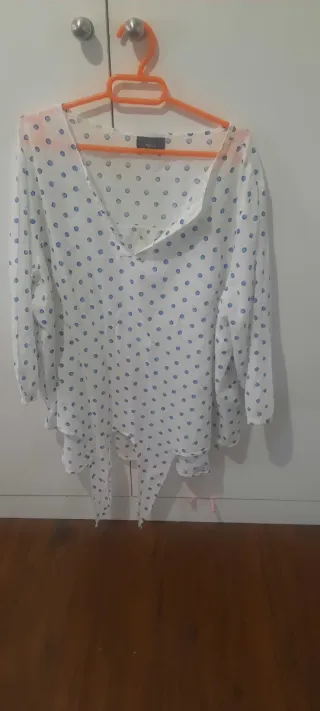 Blusa de verano con lunares azules
